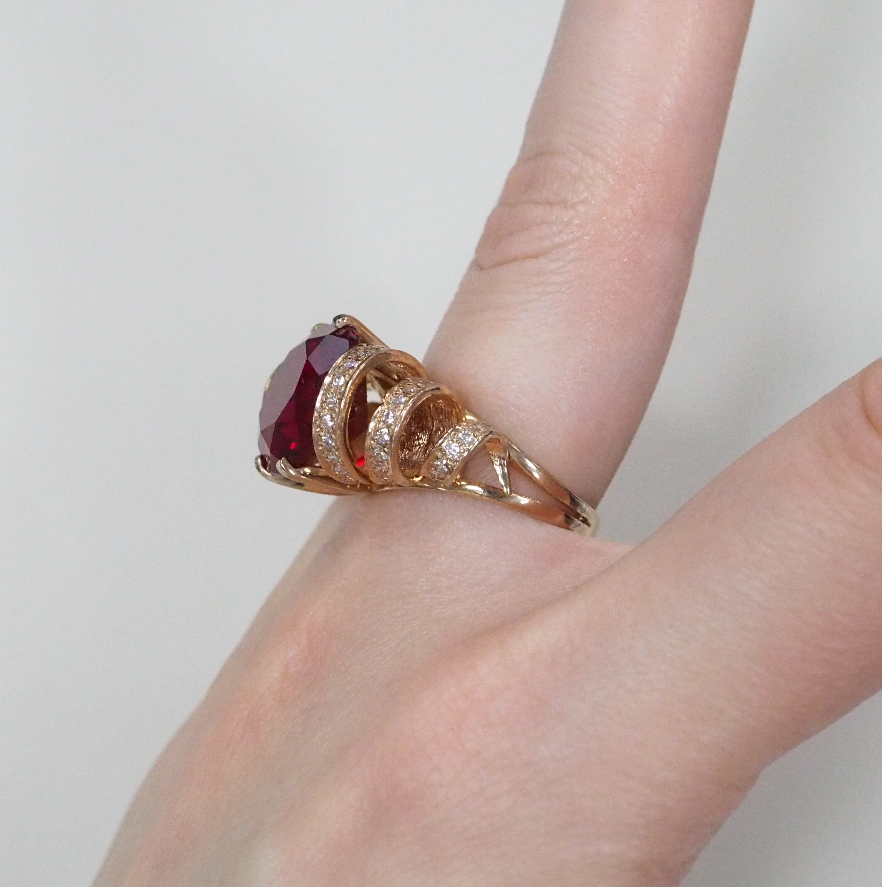 Серебряное кольцо 925 пробы; вставки 1 Ситалл Рубин; 68 Фианит бесцв.;